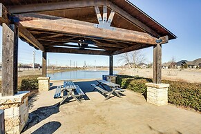 6 Mi to Lake Lewisville: Chic Retreat in Frisco!