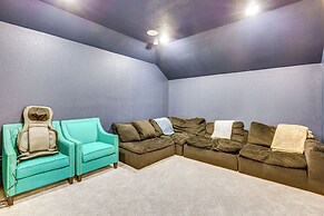 6 Mi to Lake Lewisville: Chic Retreat in Frisco!