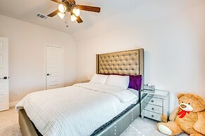 6 Mi to Lake Lewisville: Chic Retreat in Frisco!