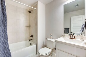 6 Mi to Lake Lewisville: Chic Retreat in Frisco!