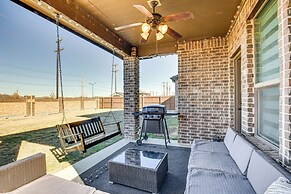 6 Mi to Lake Lewisville: Chic Retreat in Frisco!