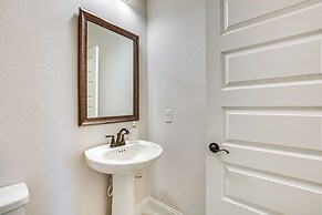 6 Mi to Lake Lewisville: Chic Retreat in Frisco!