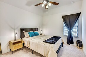 6 Mi to Lake Lewisville: Chic Retreat in Frisco!