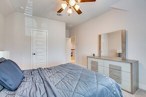 6 Mi to Lake Lewisville: Chic Retreat in Frisco!