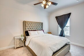 6 Mi to Lake Lewisville: Chic Retreat in Frisco!