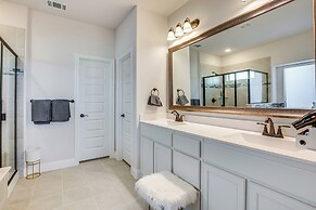 6 Mi to Lake Lewisville: Chic Retreat in Frisco!