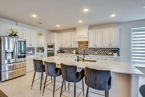 6 Mi to Lake Lewisville: Chic Retreat in Frisco!