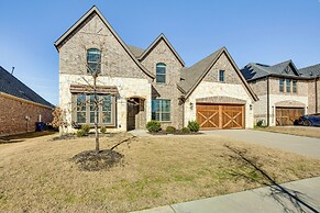 6 Mi to Lake Lewisville: Chic Retreat in Frisco!