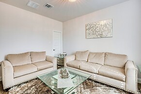 6 Mi to Lake Lewisville: Chic Retreat in Frisco!