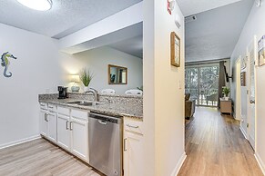 Community Outdoor Pool: Miramar Beach Condo!