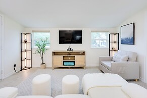 2 Mi to Canyon Lake: Cottage w/ Fire Pit & Grill