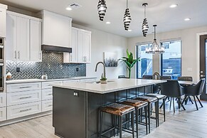 Private Patio & Hot Tub: Luxe Hurricane Townhome