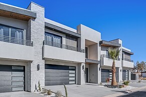 Private Patio & Hot Tub: Luxe Hurricane Townhome