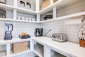 Private Patio & Hot Tub: Luxe Hurricane Townhome