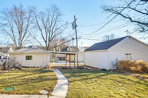 Walk to Parks + Bunzel's Market: Milwaukee Home!