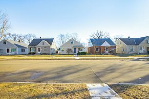 Walk to Parks + Bunzel's Market: Milwaukee Home!