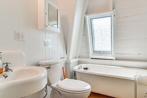 Steps to Inkwell Beach: Victorian Home!