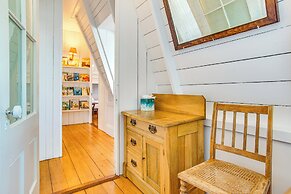 Steps to Inkwell Beach: Victorian Home!