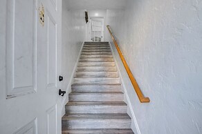 7 Mi to Downtown: East Los Angeles Apartment