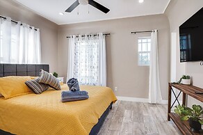 7 Mi to Downtown: East Los Angeles Apartment