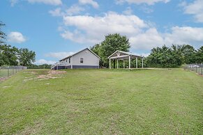 < 1 Mi to Lake Fork: Appy Haven in Yantis