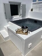 Mykonos 22 Superb Town Penthouse With Jacuzzi Spa