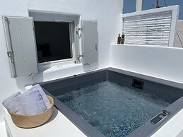 Mykonos 22 Superb Town Penthouse With Jacuzzi Spa