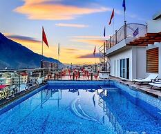 The Leisure Cave Premier