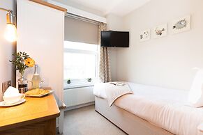 Clarence Gardens Hotel