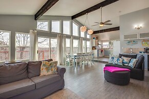 Serene Valley Views: Lake Texoma Retreat