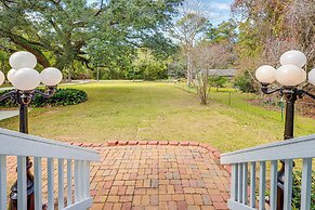 2 Mi to Fairhope Pier: Home w/ Large Yard!