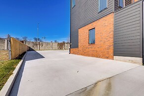 < 2 Mi to Dtwn: Modern Townhome in Knoxville