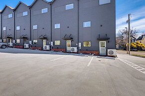 < 2 Mi to Dtwn: Modern Townhome in Knoxville
