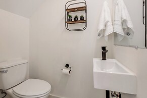 < 2 Mi to Dtwn: Modern Townhome in Knoxville