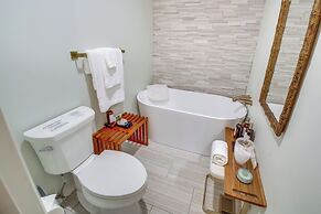 Screened-in Porch w/ Views: Hot Springs Getaway!