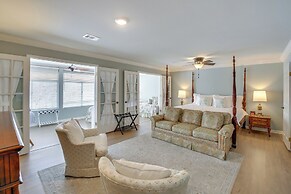 Screened-in Porch w/ Views: Hot Springs Getaway!