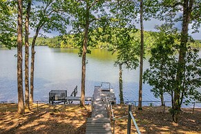 Screened-in Porch w/ Views: Hot Springs Getaway!
