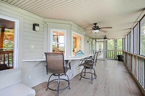 Screened-in Porch w/ Views: Hot Springs Getaway!