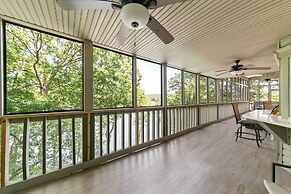 Screened-in Porch w/ Views: Hot Springs Getaway!