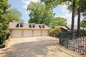 Screened-in Porch w/ Views: Hot Springs Getaway!