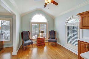 Screened-in Porch w/ Views: Hot Springs Getaway!