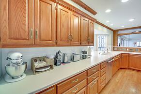 Screened-in Porch w/ Views: Hot Springs Getaway!