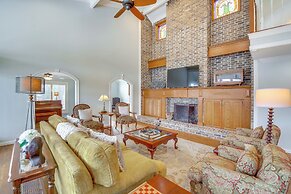 Screened-in Porch w/ Views: Hot Springs Getaway!