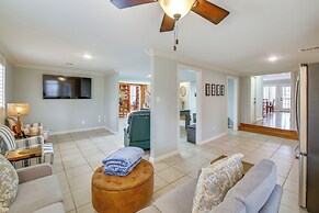 Screened-in Porch w/ Views: Hot Springs Getaway!