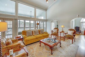 Screened-in Porch w/ Views: Hot Springs Getaway!