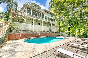 Screened-in Porch w/ Views: Hot Springs Getaway!