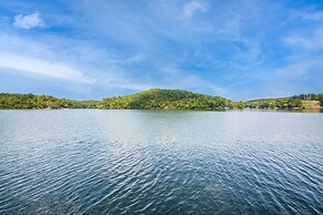 Screened-in Porch w/ Views: Hot Springs Getaway!