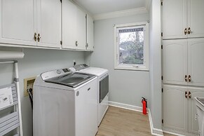 Screened-in Porch w/ Views: Hot Springs Getaway!