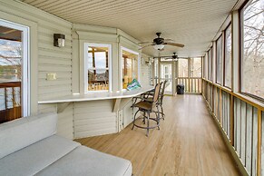 Screened-in Porch w/ Views: Hot Springs Getaway!