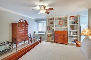 Screened-in Porch w/ Views: Hot Springs Getaway!